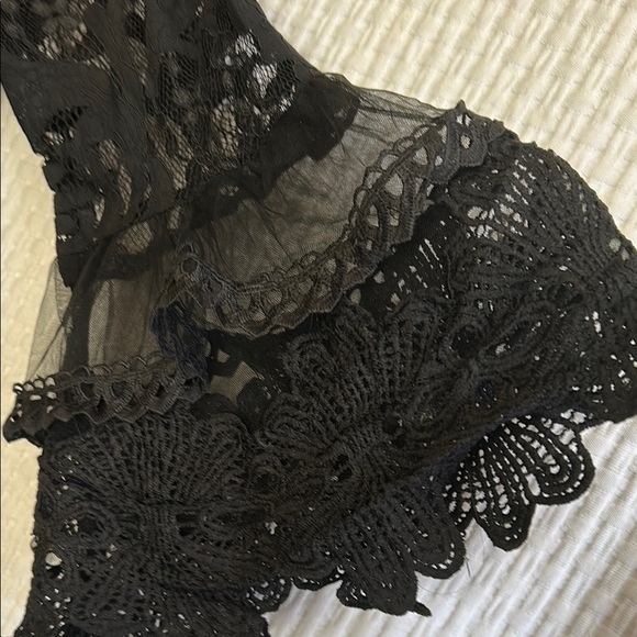 Vivid Elegant Black Lace Top - Picture 4 of 12